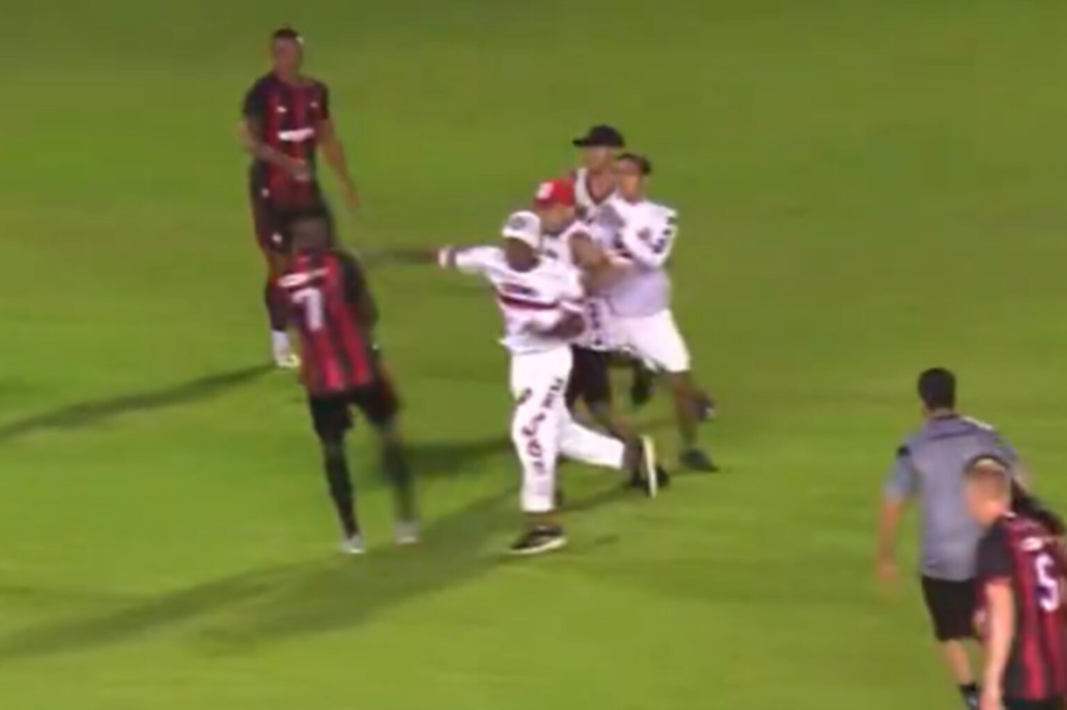 Torcedores Invadem Gramado e Confrontam Jogadores em Jogo do Campeonato Maranhense
