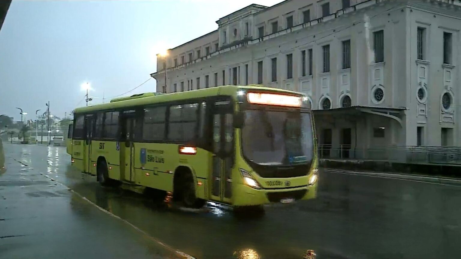 Ônibus de São Luís Retornam à Circulação Parcialmente Após Suspensão de Greve Ônibus de São Luís Retornam à Circulação Parcialmente Após Suspensão de Greve