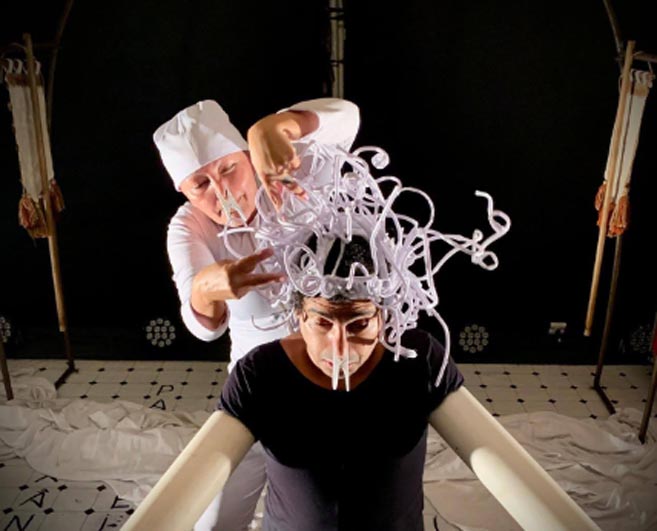 Cia A Máscara e Pequena Companhia de Teatro Transformam o CCBB SP com ‘Desassossego’ Cia A Máscara e Pequena Companhia de Teatro Transformam o CCBB SP com 'Desassossego'