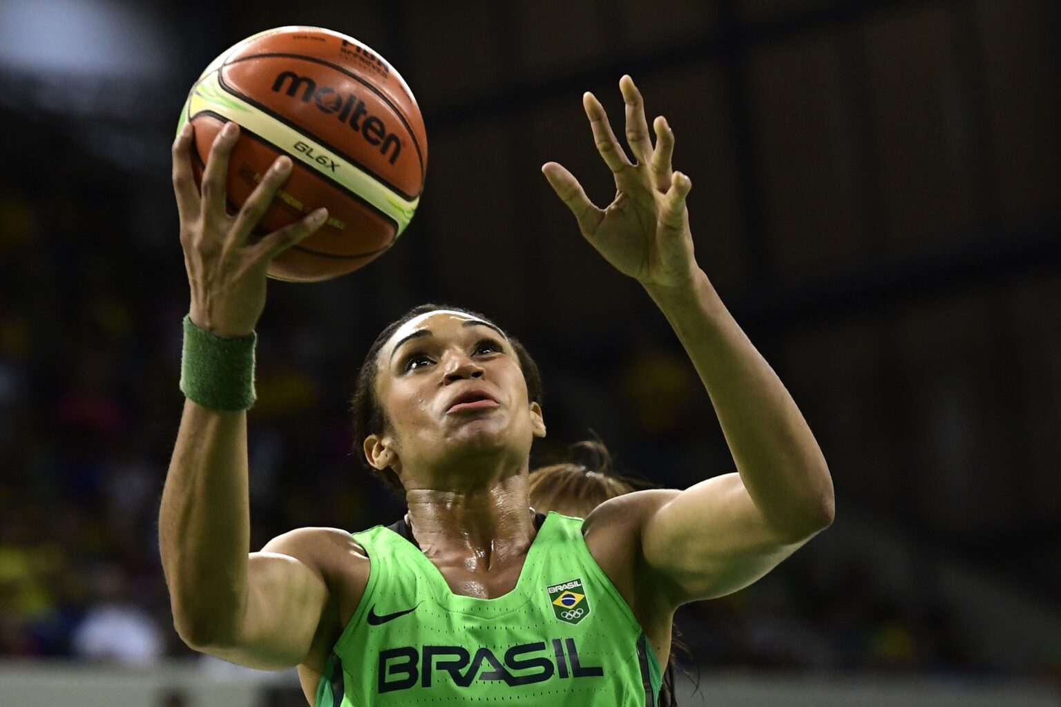 Iziane Homenageia Oscar Schmidt e Celebra seu Legado no Basquete Brasileiro Iziane Homenageia Oscar Schmidt e Celebra seu Legado no Basquete Brasileiro