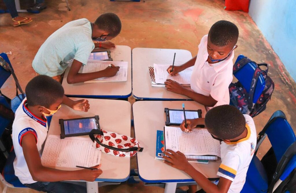 Conectividade nas Escolas: Brasil Atinge 72%, Mas Disparidades Regionais Persistem Conectividade nas Escolas: Brasil Atinge 72%, Mas Disparidades Regionais Persistem