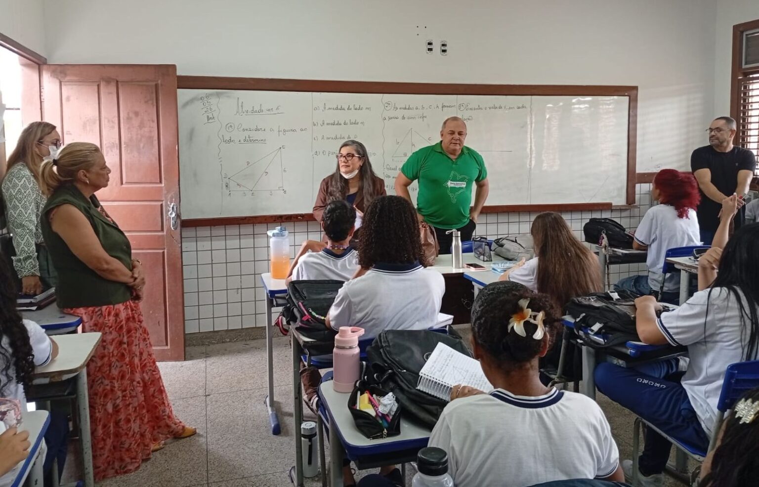 Infraestrutura Precária e Infestação de Pombos em Escola de São Luís