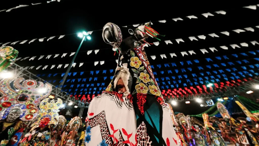 Bumba-meu-boi do Maranhão: fé, música e saberes tradicionais em uma celebração viva Bumba-meu-boi do Maranhão: fé, música e saberes tradicionais em uma celebração viva