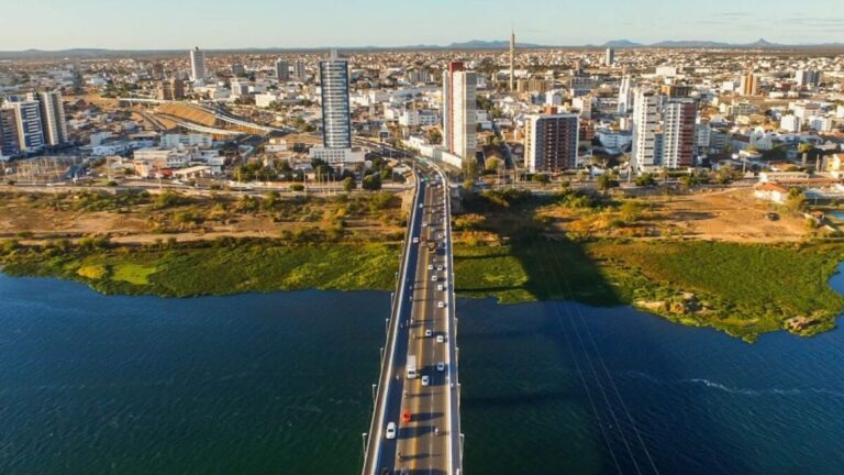 Petrolina: O Sol do Sertão Brasileiro Que Transforma Energia e Turismo em Desenvolvimento Sustentável Petrolina: O Sol do Sertão Brasileiro Que Transforma Energia e Turismo em Desenvolvimento Sustentáve