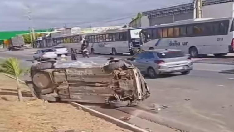 Acidente na BR-407: Carro Capota Próximo à Cohab Massangano em Petrolina Acidente na BR-407: Carro Capota Próximo à Cohab Massangano em Petrolina