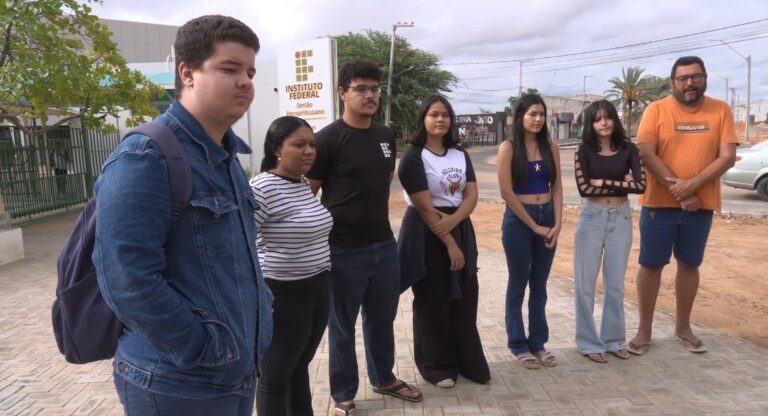 Suspensão da Linha de Ônibus entre Petrolina e Juazeiro Gera Reclamações e Impactos nos Estudantes Suspensão da Linha de Ônibus entre Petrolina e Juazeiro Gera Reclamações e Impactos nos Estudantes