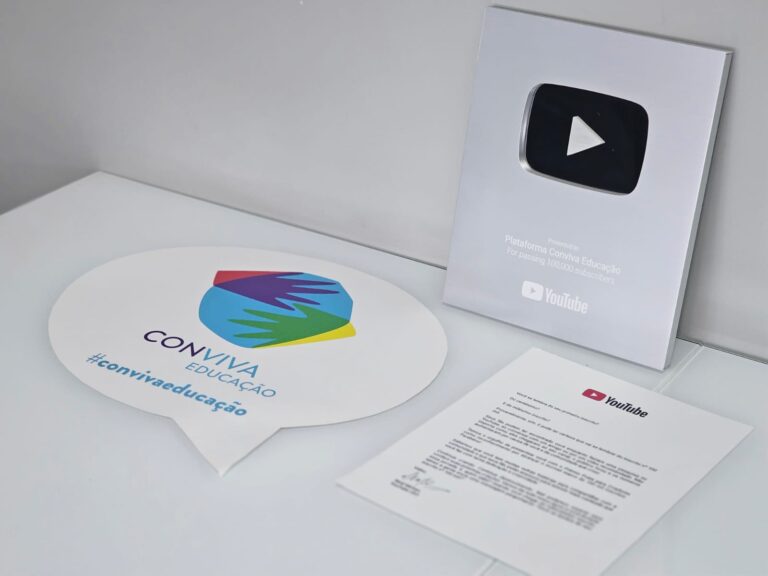 Canal do Conviva Educação no YouTube Atinge 100 Mil Inscritos e Recebe Placa de Prata Canal do Conviva Educação no YouTube Atinge 100 Mil Inscritos e Recebe Placa de Prata