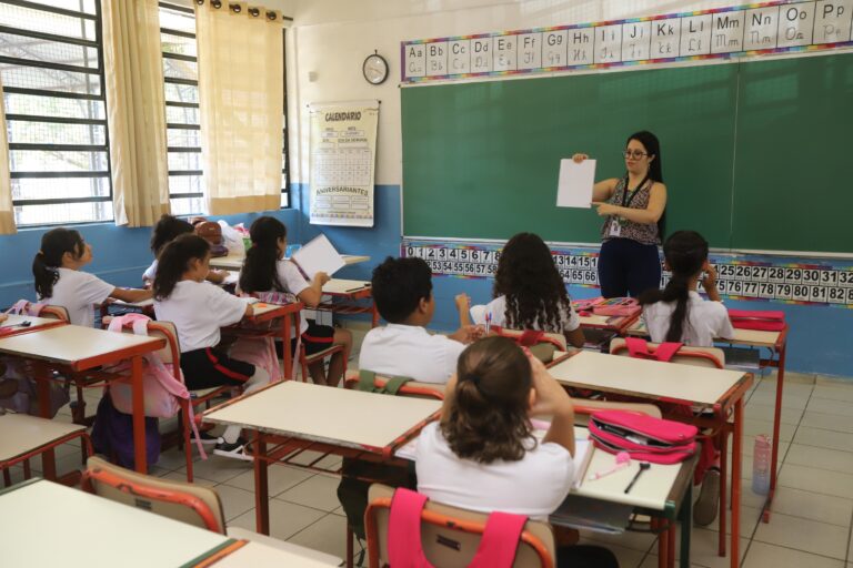 Educação: Pilar Essencial para a Defesa Nacional e a Democracia