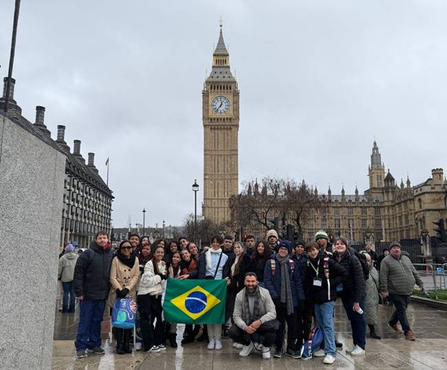 Estudantes do Programa ‘Juazeiro Pelo Mundo’ Retornam à Terra Natal Após Experiência Internacional Estudantes do Programa ‘Juazeiro Pelo Mundo’ Retornam à Terra Natal Após Experiência Internacional