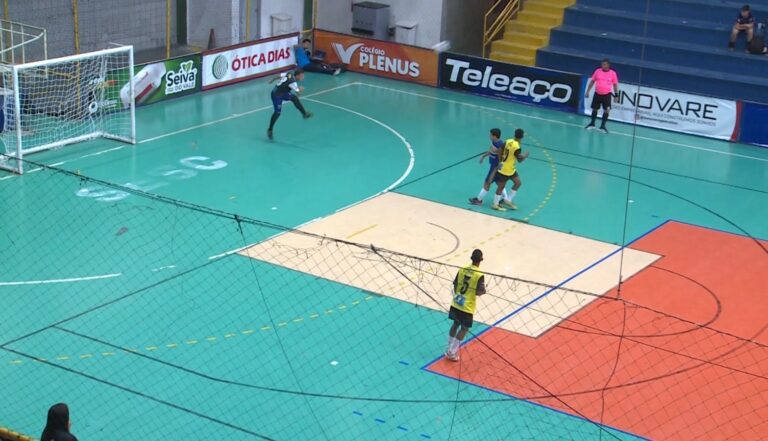 Goleiro Brilha com Gol Histórico em Jogo de Futsal