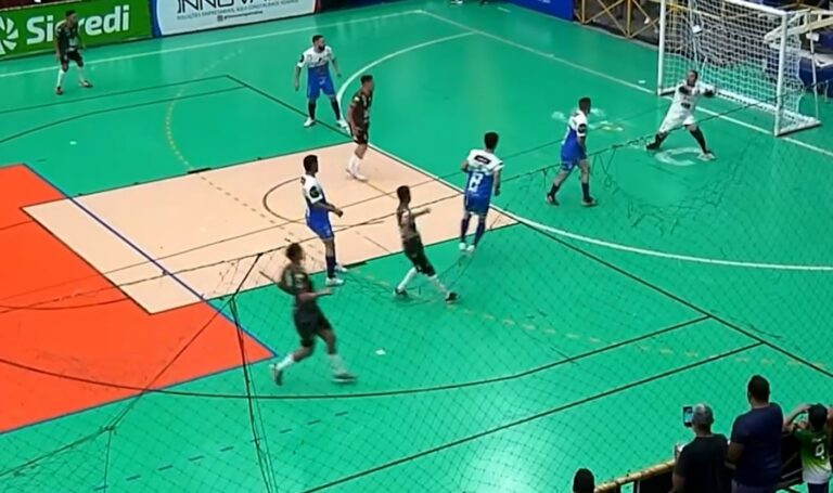 Goleiro e Ala Estreiam Falhas Espetaculares na Copa TV Grande Rio de Futsal Goleiro e Ala Estreiam Falhas Espetaculares na Copa TV Grande Rio de Futsal