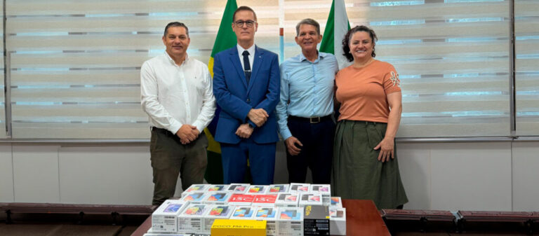 Receita Federal doa celulares para fortalecer a educação em Foz do Iguaçu Receita Federal doa celulares para fortalecer a educação em Foz do Iguaçu