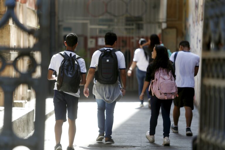 Rio de Janeiro: O Descaso com a Educação em Números Alarmantes