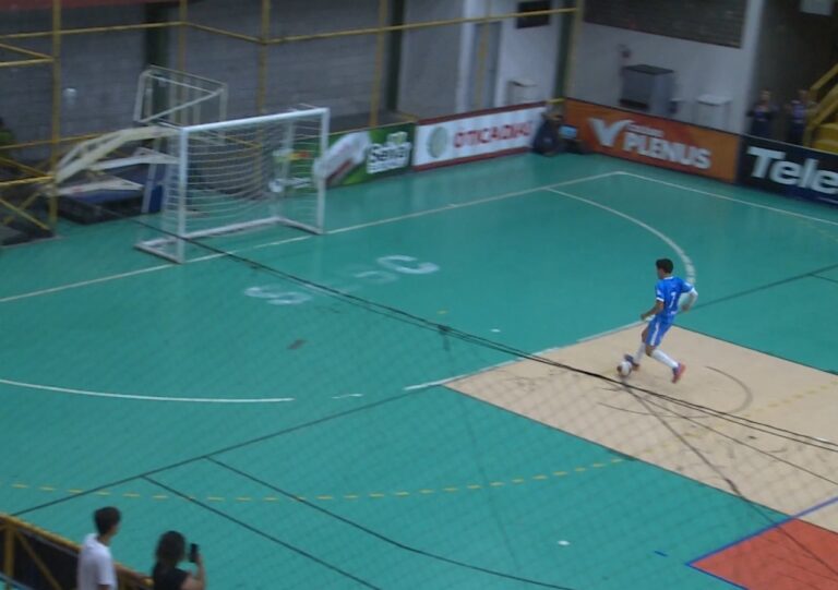 Gol Feito Perdido: Jogador de Futsal Se Diverte com Lance Inusitado Gol Feito Perdido: Jogador de Futsal Se Diverte com Lance Inusitado