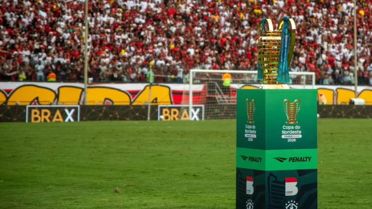 Casas Bahia aposta no futebol brasileiro mesmo com dívida bilionária