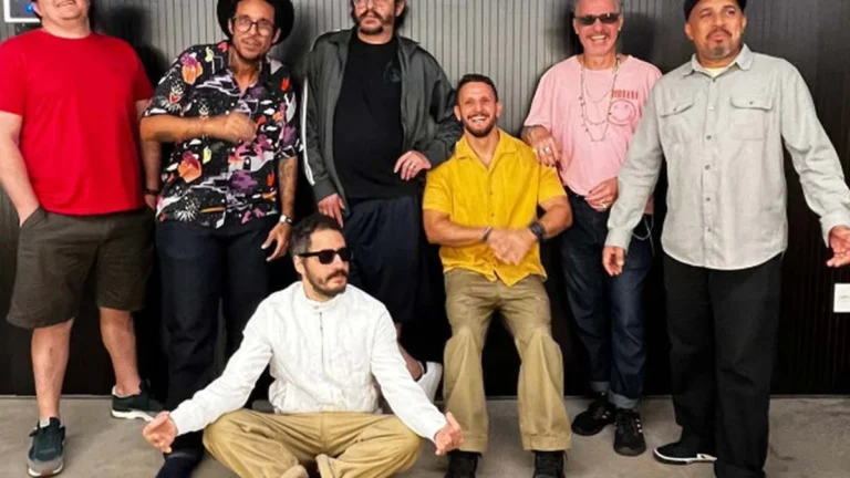 Academia da Berlinda reforça cultura popular em “Nave Luz”, novo disco que mistura ritmos nordestinos e caribenhos Academia da Berlinda reforça cultura popular em "Nave Luz", novo disco que mistura ritmos nordestino