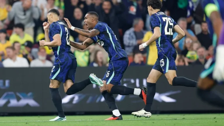 Brasil conquista primeira vitória após a Copa do Mundo em duelo de viradas contra a Austrália Brasil conquista primeira vitória após a Copa do Mundo em duelo de viradas contra a Austrália