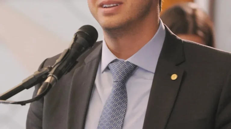 João Campos Propõe 10 Mil Bolsas em Tecnologia para Pernambuco e Amplia Educação Digital