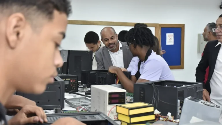 Tecnologia Educacional na Bahia: Prioridade que Transforma o Ensino e a Economia