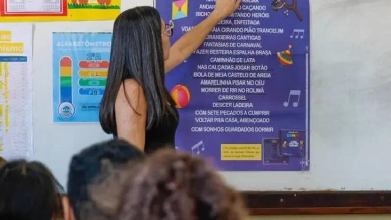Dia do Professor: Petrolina fortalece valorização docente com concurso, tecnologia e aumento salaria