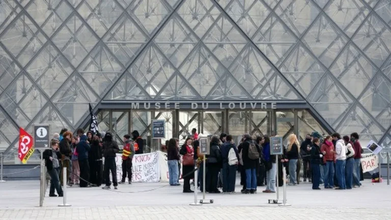 Estudantes bloqueiam acesso ao Museu do Louvre em protesto por direitos educacionais