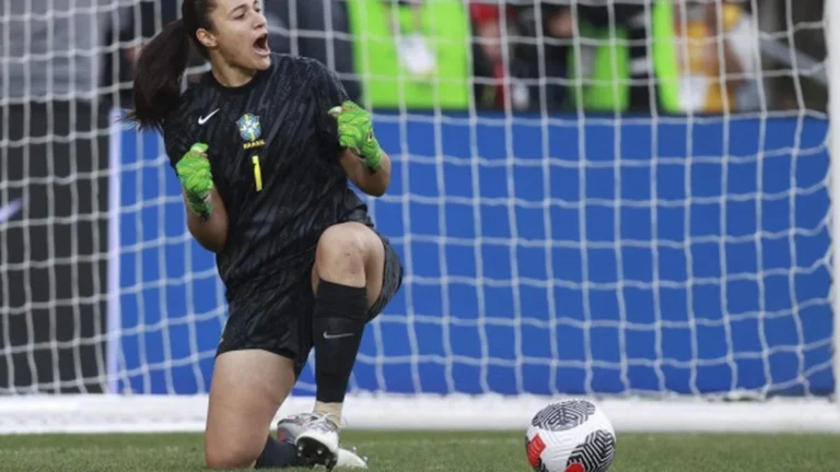 Lorena, a Paredão da Seleção, Entre as Melhores Goleiras do Mundo