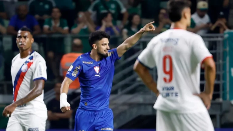 Palmeiras vence Bahia com domínio e se aproxima do Flamengo no Brasileirão Palmeiras vence Bahia com domínio e se aproxima do Flamengo no Brasileirão