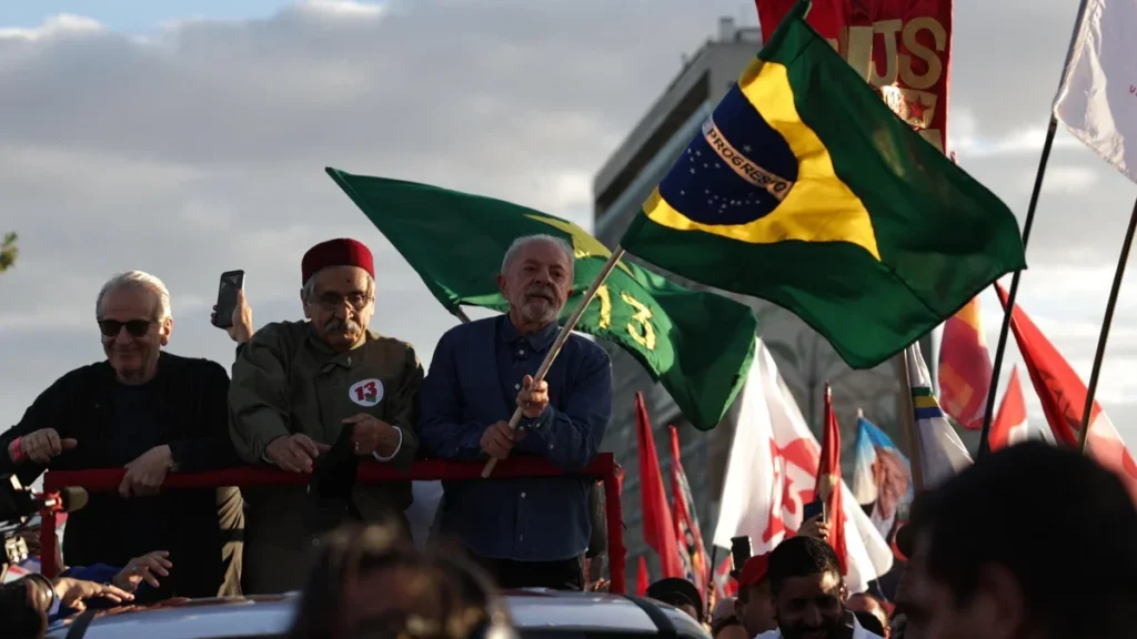 Lula entrega sigilo telefônico ao TSE e desafia Flávio Bolsonaro em Porto Alegre