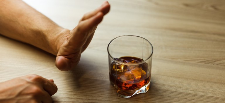 Metanol: 58 Casos Confirmados de Intoxicação Após Consumo de Bebidas Alcoólicas Imagem do artigo
