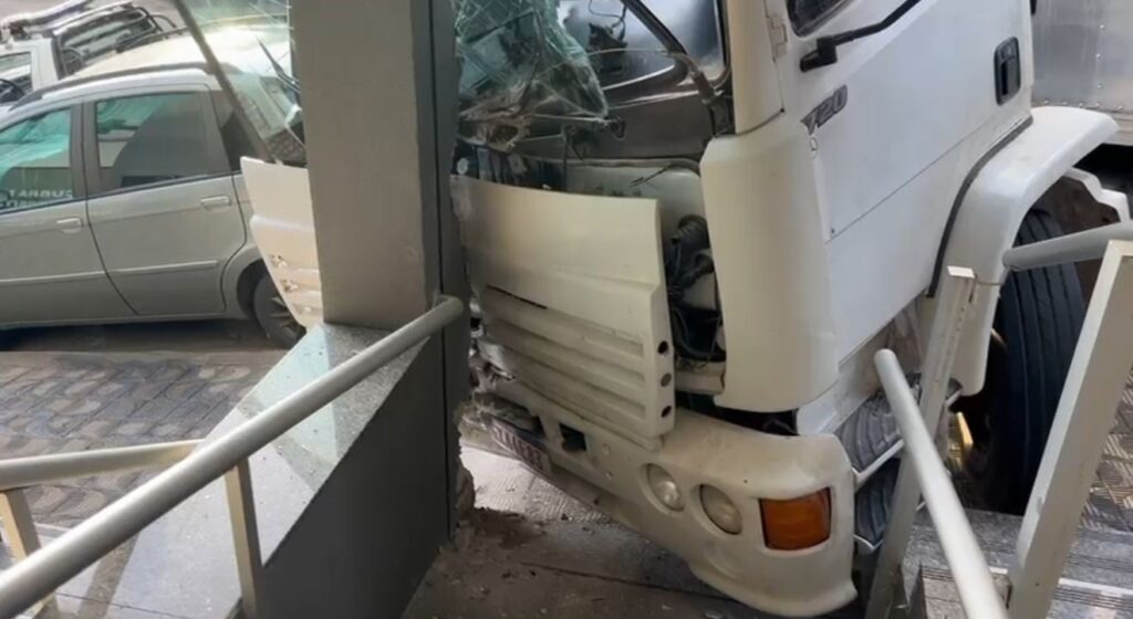 Caminhão Desgovernado Colide com Carro e Loja em Divinópolis: Veja o Vídeo Imagem do artigo