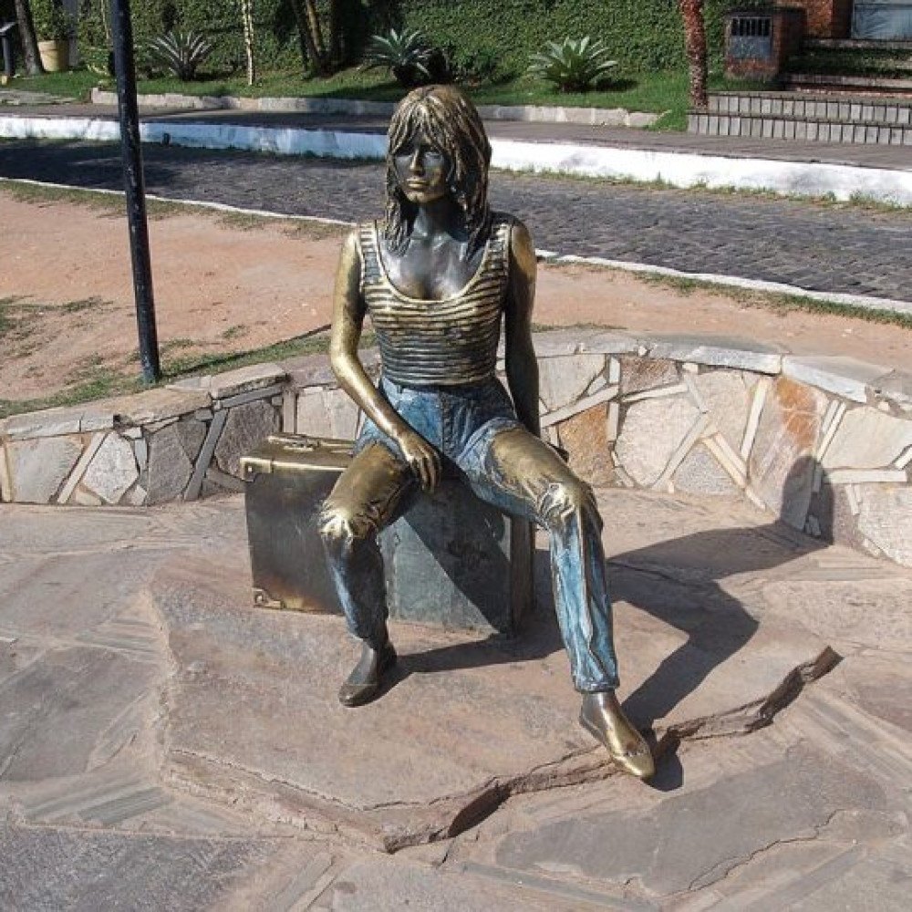 A História da Estátua de Brigitte Bardot em Búzios: Um Legado Cultural A História da Estátua de Brigitte Bardot em Búzios: Um Legado Cultural