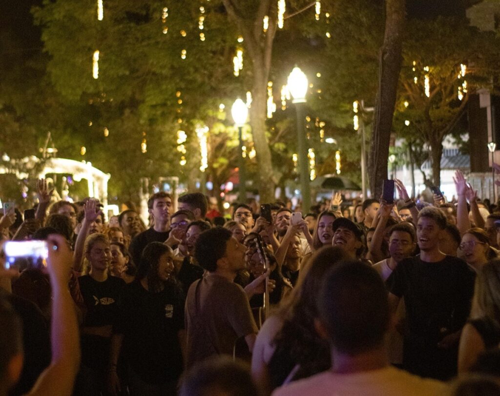 Cerca de 500 Jovens se Reúnem em Oração na Praça da Liberdade, Misturando Natal e Política Cerca de 500 Jovens se Reúnem em Oração na Praça da Liberdade, Misturando Natal e Política