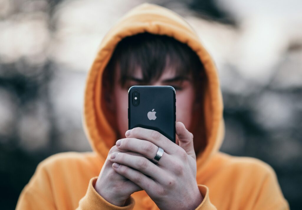 França Anuncia Proposta para Proibir Redes Sociais para Menores de 15 Anos