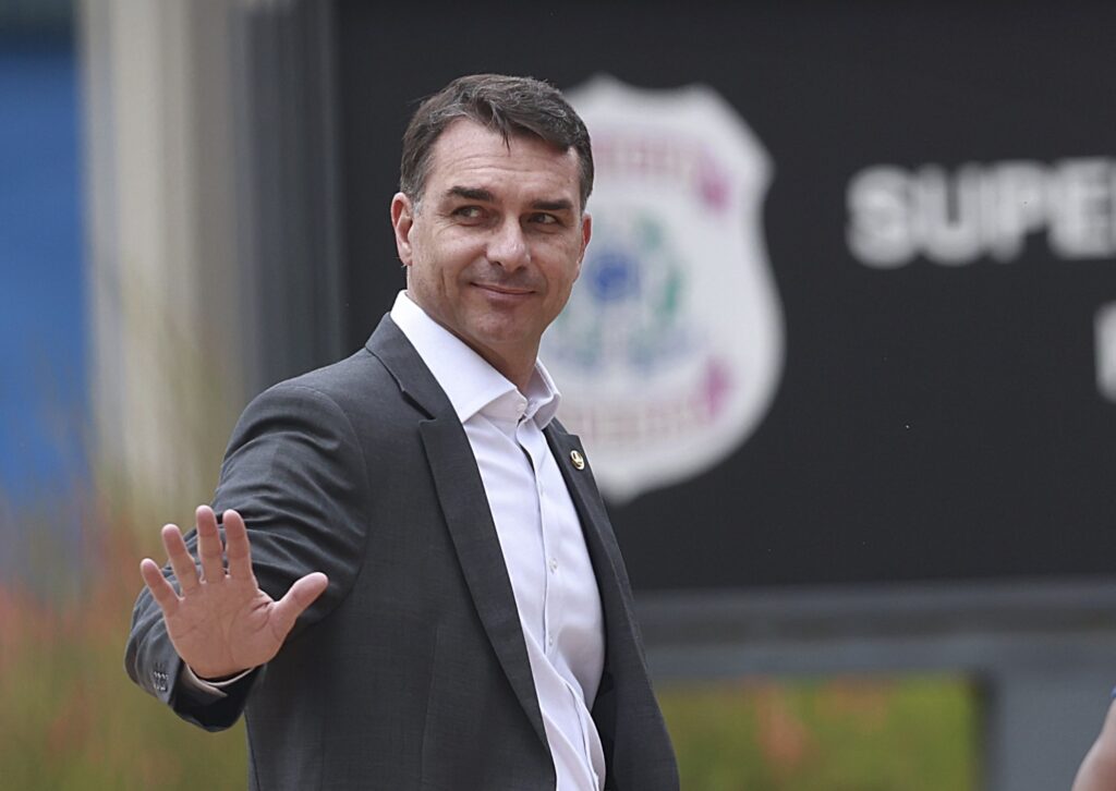 Candidatura de Flávio Bolsonaro Complica Estratégias de Kassab e do Centrão Candidatura de Flávio Bolsonaro Complica Estratégias de Kassab e do Centrão