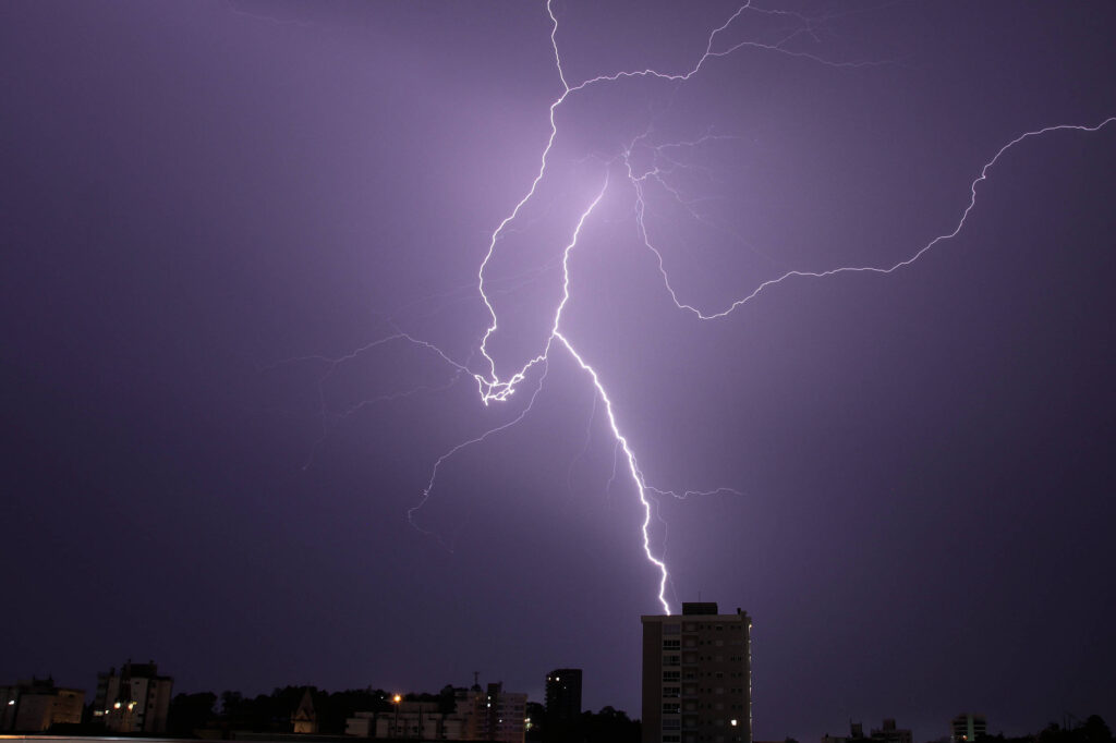 Danos ao Coração e Cérebro: Os Riscos das Descargas Elétricas em Vítimas de Raios Danos ao Coração e Cérebro: Os Riscos das Descargas Elétricas em Vítimas de Raios