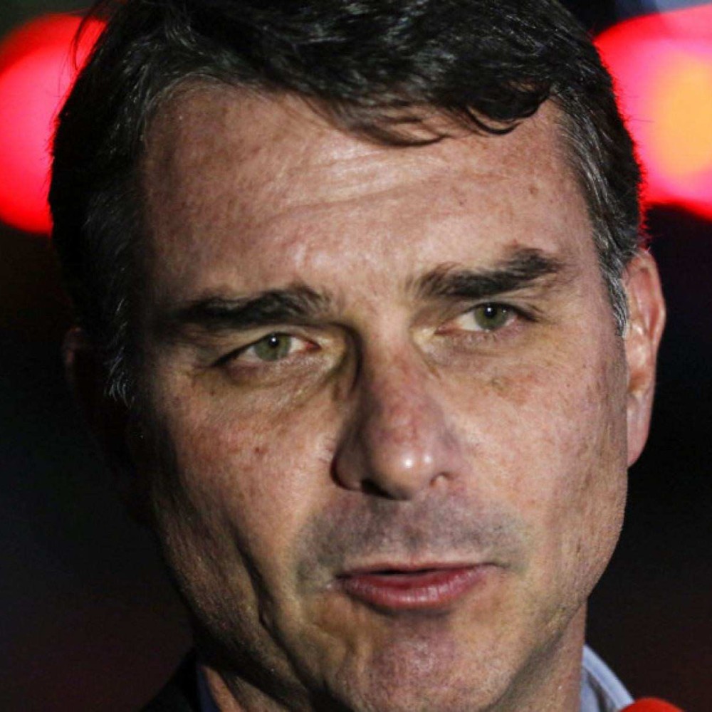 Flávio Bolsonaro Busca Marqueteiro e Torna-se Alvo de Zombarias Flávio Bolsonaro Busca Marqueteiro e Torna-se Alvo de Zombarias
