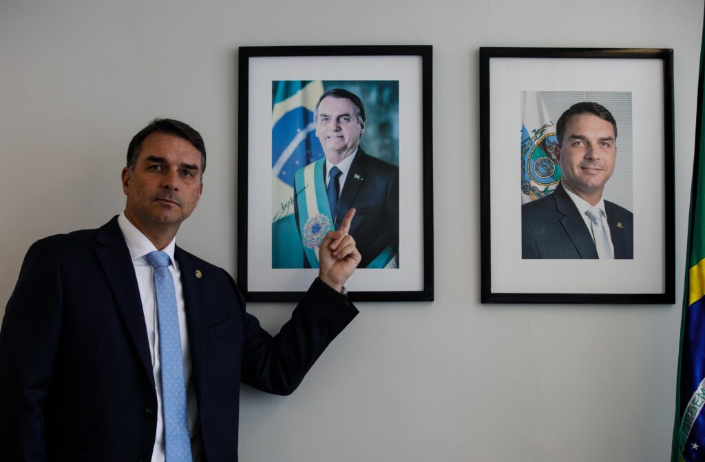 Flávio Bolsonaro Defende União dos Presidenciáveis da Direita e Promete Palanque Conjunto no Momento