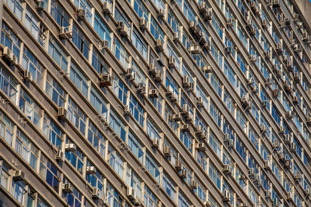 Por que sobra energia no Brasil, mas o calor gera escassez: um olhar sobre o setor elétrico