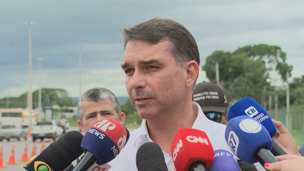Valdemar Apresenta Candidatura de Flávio Bolsonaro à Presidência: Uma Estratégia Arrojada Valdemar Apresenta Candidatura de Flávio Bolsonaro à Presidência: Uma Estratégia Arrojada