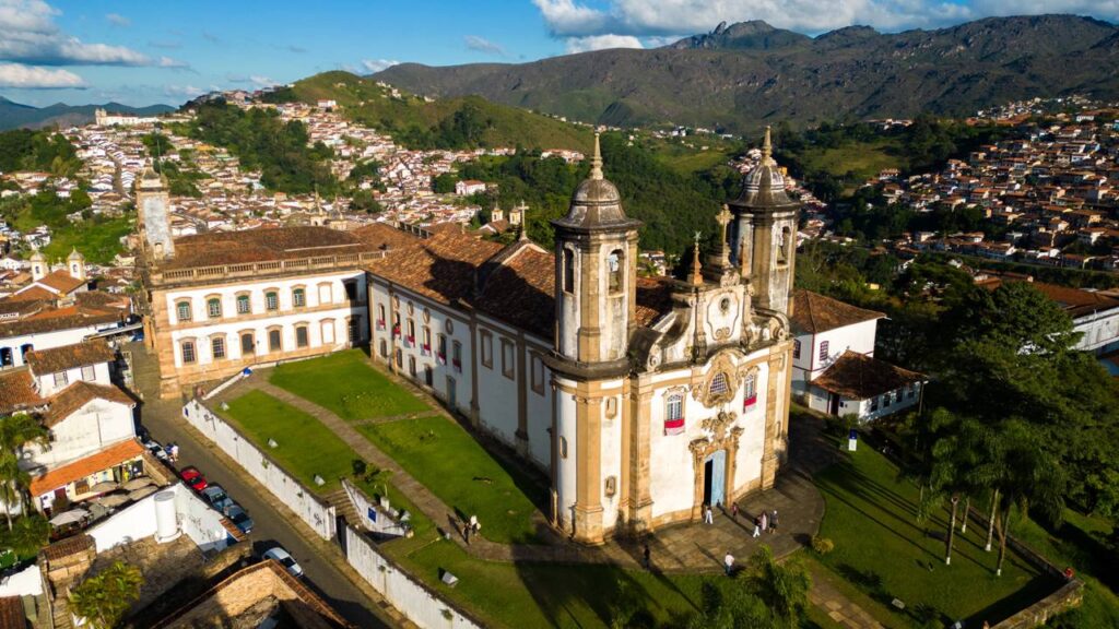 Descubra Ouro Preto: A Cidade Brasileira com 400 kg de Ouro na Igreja Descubra Ouro Preto: A Cidade Brasileira com 400 kg de Ouro na Igreja