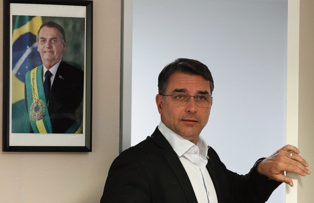 Entraves e Articulações Políticas: Anotações de Flávio Bolsonaro Revelam Cenários Complexos Entraves e Articulações Políticas: Anotações de Flávio Bolsonaro Revelam Cenários Complexos