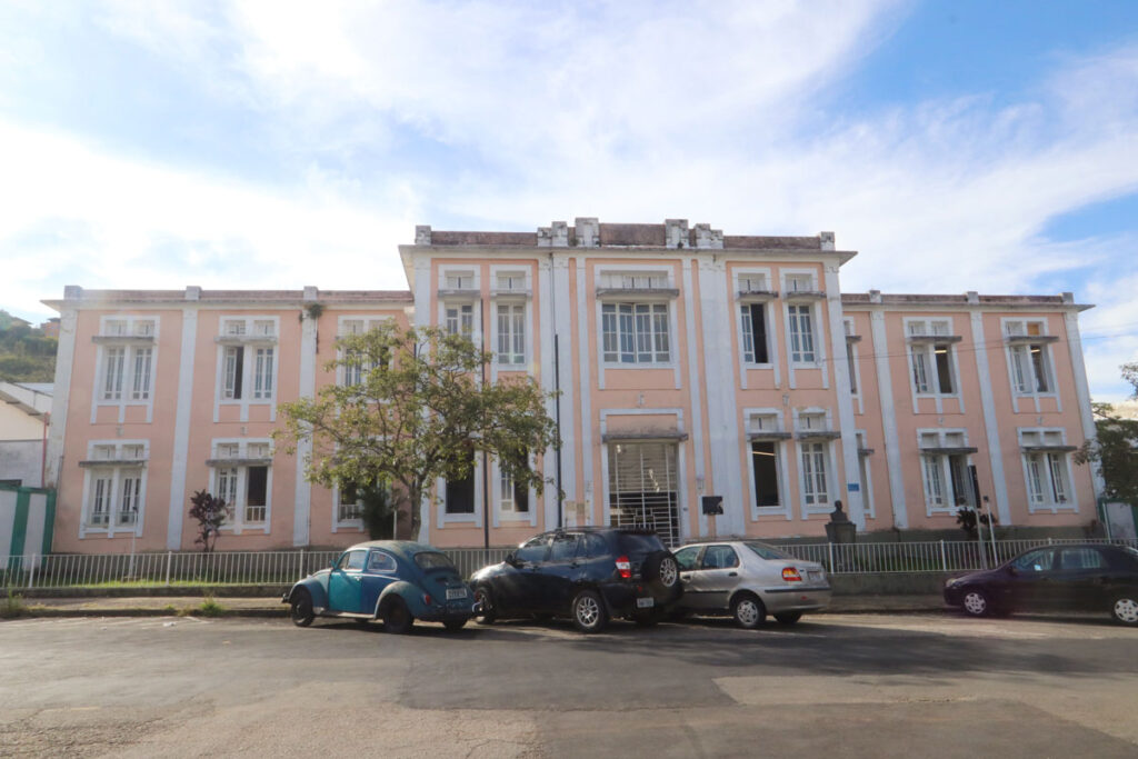 Explorando o Instituto de Laticínios Cândido Tostes: Uma Fábrica-Escola de Inovação e Tradição Explorando o Instituto de Laticínios Cândido Tostes: Uma Fábrica-Escola de Inovação e Tradição