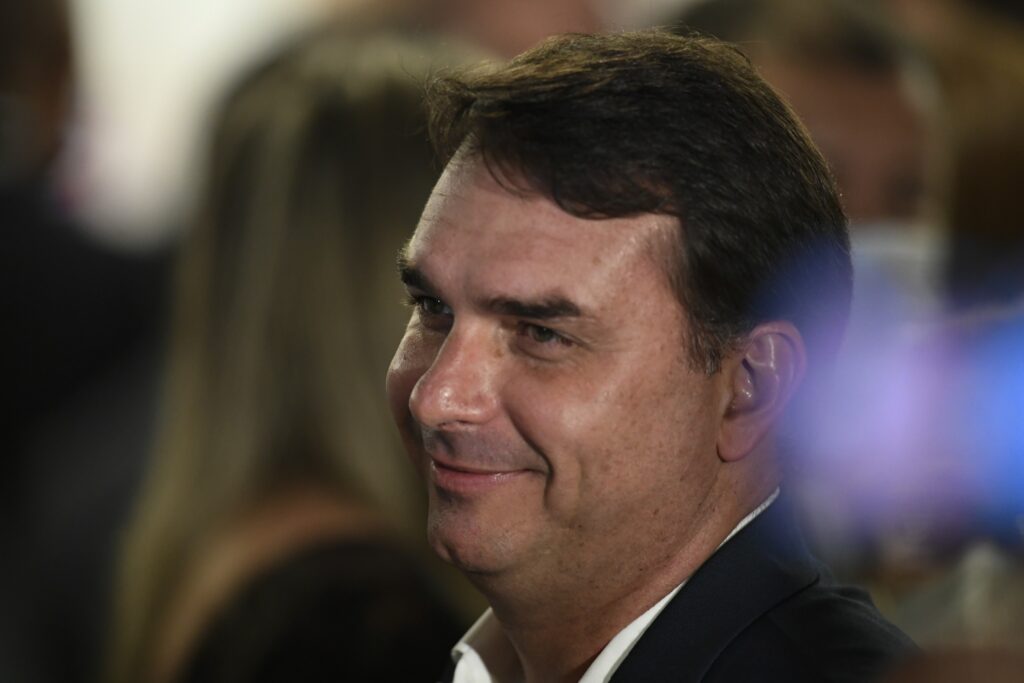 Flávio Bolsonaro Foca em Minas Gerais e Busca Estratégias de Marketing Eficazes