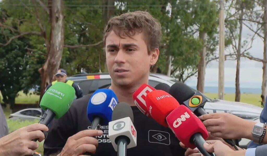 Nikolas Ferreira Visita Bolsonaro na Prisão e Responde Críticas de Eduardo: ‘Fala Muito Sobre Ele’ Nikolas Ferreira Visita Bolsonaro na Prisão e Responde Críticas de Eduardo: 'Fala Muito Sobre Ele'