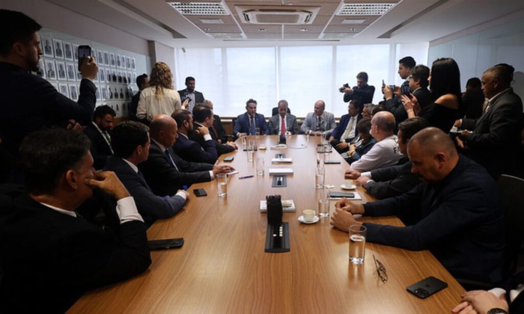 PL Nacional Justifica Fila de Parlamentares em Minas: Estratégia em Tempos de Mudança PL Nacional Justifica Fila de Parlamentares em Minas: Estratégia em Tempos de Mudança