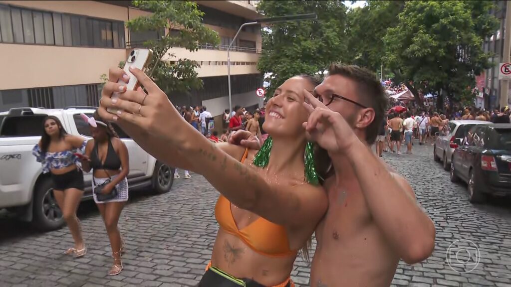 Policiais Disfarçados Aumentam Segurança e Prendem Ladrões de Celular no Carnaval Policiais Disfarçados Aumentam Segurança e Prendem Ladrões de Celular no Carnaval