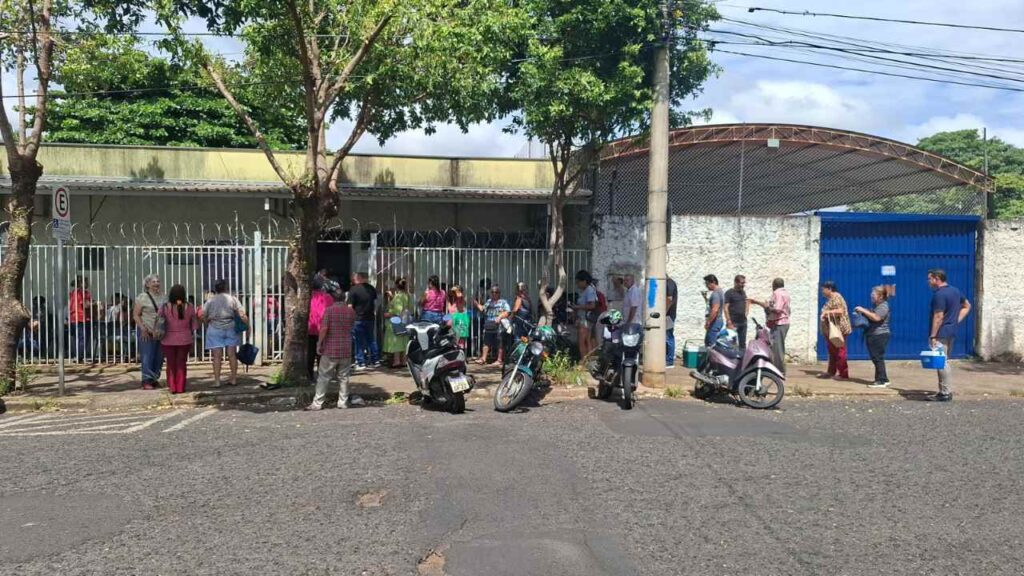 Sistema Fora do Ar Gera Fila de Mais de 200 Pessoas na Superintendência de Saúde Sistema Fora do Ar Gera Fila de Mais de 200 Pessoas na Superintendência de Saúde