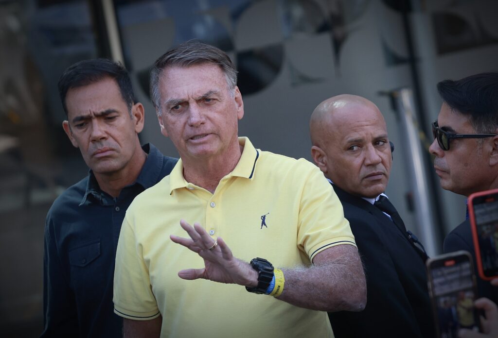 Bolsonaro Celebra 71 Anos no Hospital em Meio a Pressões por Prisão Domiciliar Bolsonaro Celebra 71 Anos no Hospital em Meio a Pressões por Prisão Domiciliar