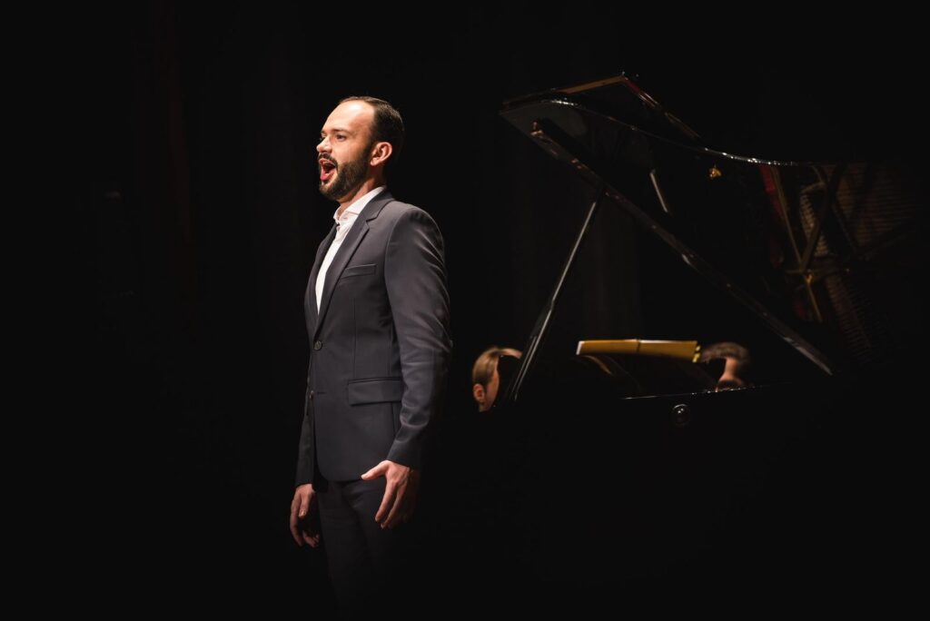 Brasileiro Conquista Prêmio de Ópera em Paris e Defende Renovação no Canto Lírico Brasileiro Conquista Prêmio de Ópera em Paris e Defende Renovação no Canto Lírico