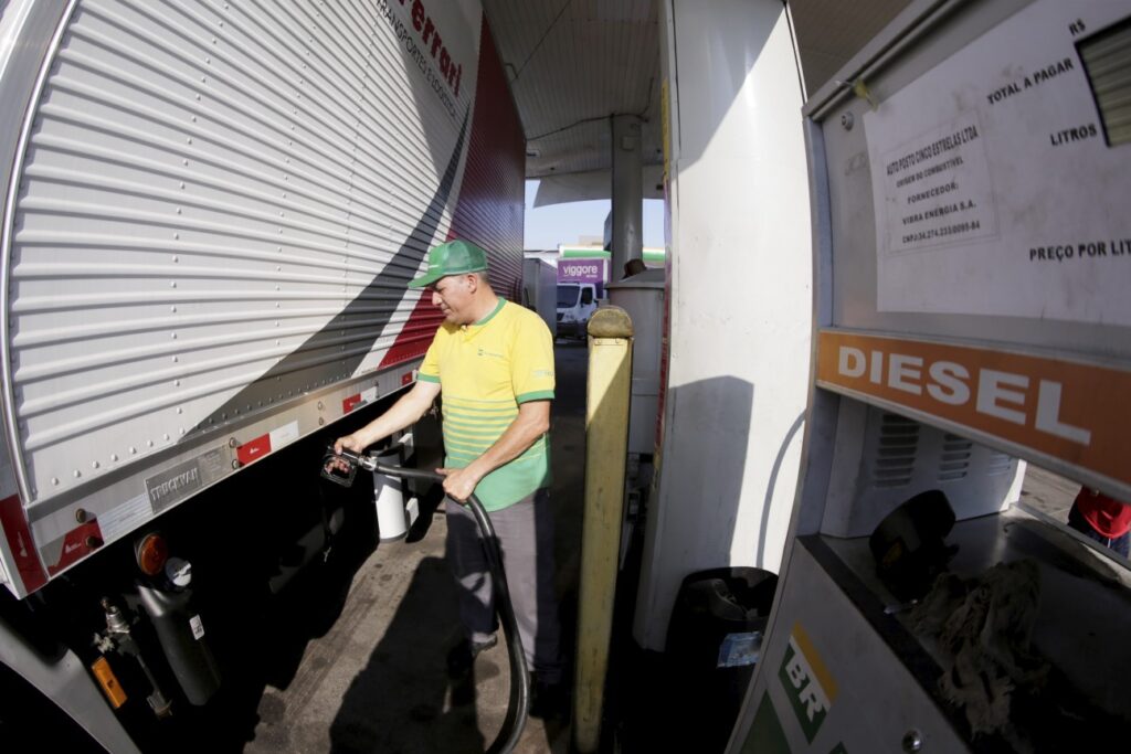 Crise no Setor de Combustíveis: Petróleo a US$ 100 e os Desafios de Atrair Investidores